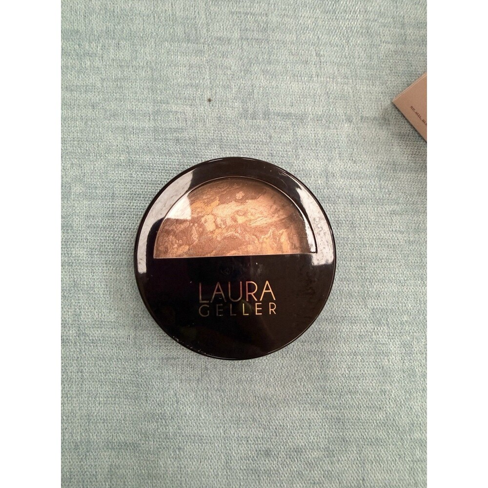 Laura Geller Baked Balance-N-Glow Illuminating Foundation Medium 0.28 oz - Picture 2 of 4